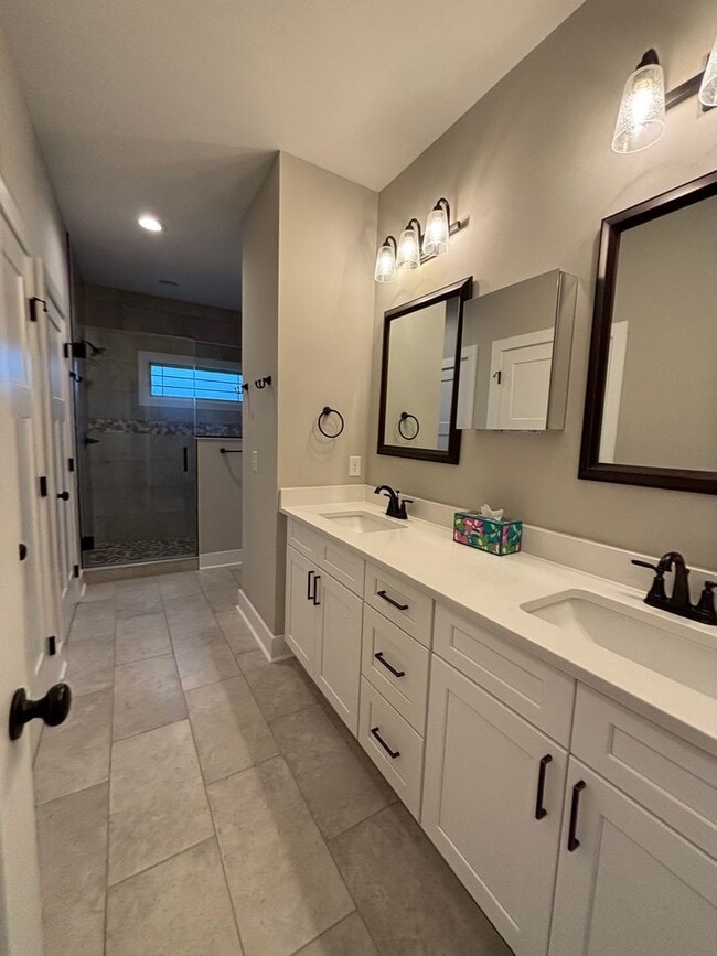 Building Photo - Stunning 4-Bedroom Home in Piney Flats with Mountain Views