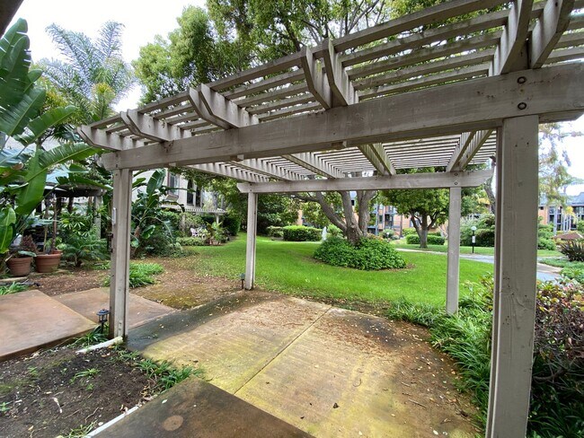 Building Photo - Spacious 2 Bedroom/ 2 Bath in the Highly D...