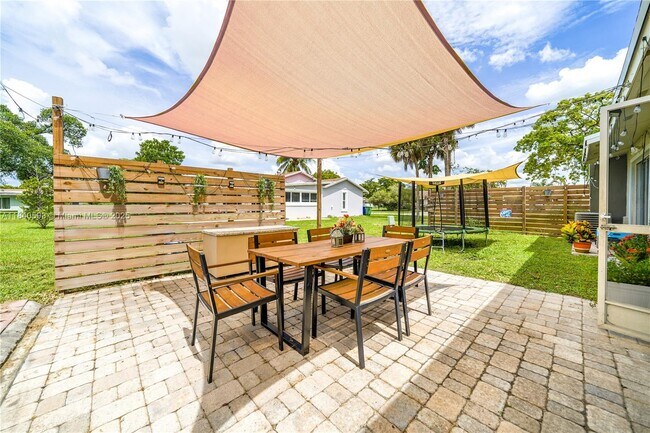 Building Photo - 5400 Lakewood Cir S