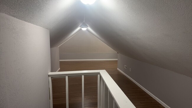 Building Photo - Charming 2-Bedroom Home in Toledo – Cozy & Convenient!