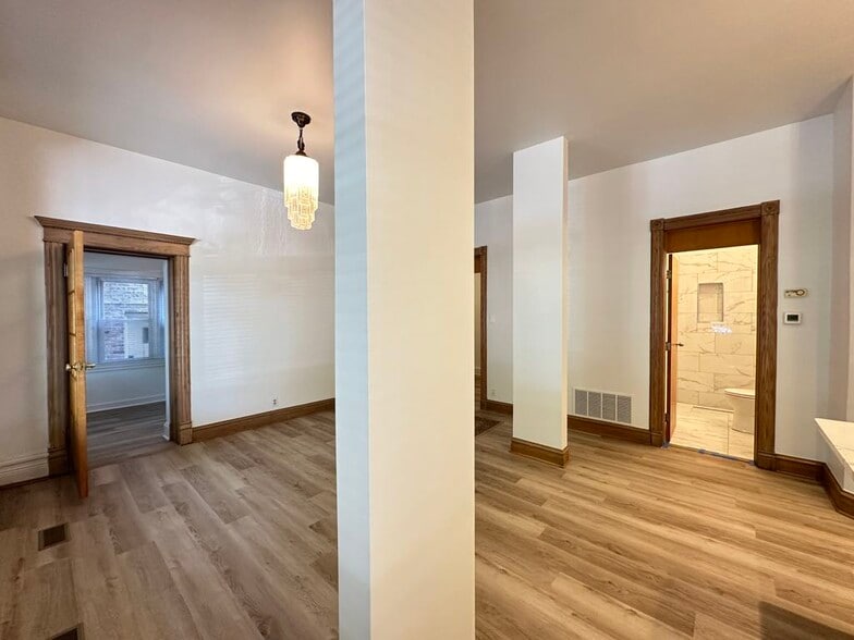 Building Photo - 3532 N Ashland Ave