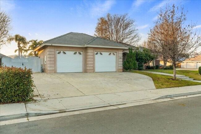 Building Photo - West Bakersfield Custom Home for Rent Available Now!