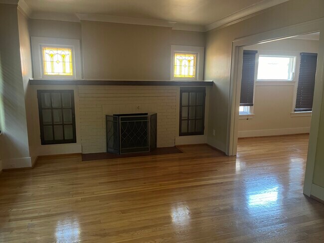 Living room/ faux fireplace - 1025 Maryland St