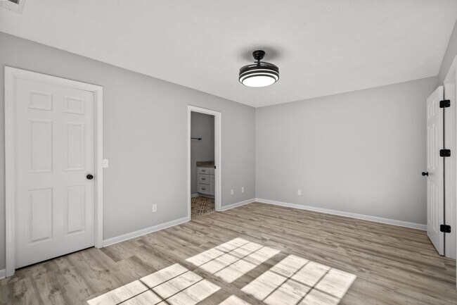 Building Photo - Fully Renovated 3 Bedroom in Southport!