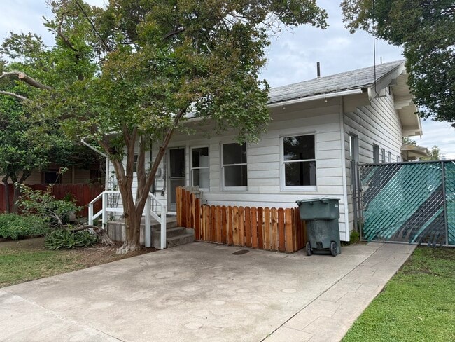 Building Photo - 1364 N Wilson Ave