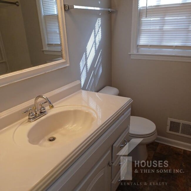 Building Photo - 218 Singing Woods Ln