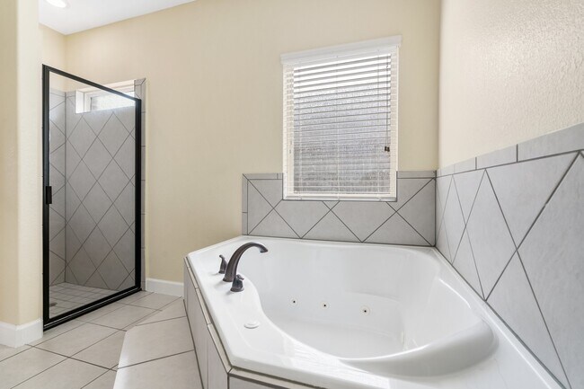 Building Photo - 328 Country Crossing Cir