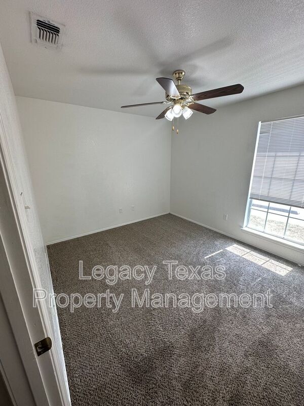 Building Photo - 901 N Border St