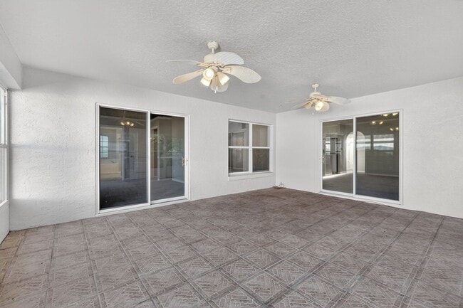 Building Photo - Available NOW - 3/2 Split Plan Home in Eustis with large Florida Rm!