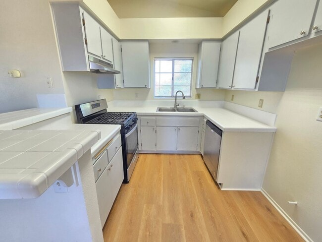 Building Photo - Upstairs/ Spacious/ 2 bedrooms / 2 bathrooms