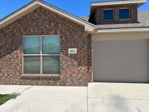 Building Photo - 3 bed 2 bath Duplex Available 9/10!
