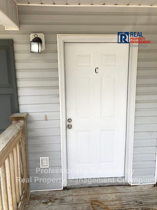 Building Photo - 3 BD/2 BA Upper Unit Condo in Hawthorne Park