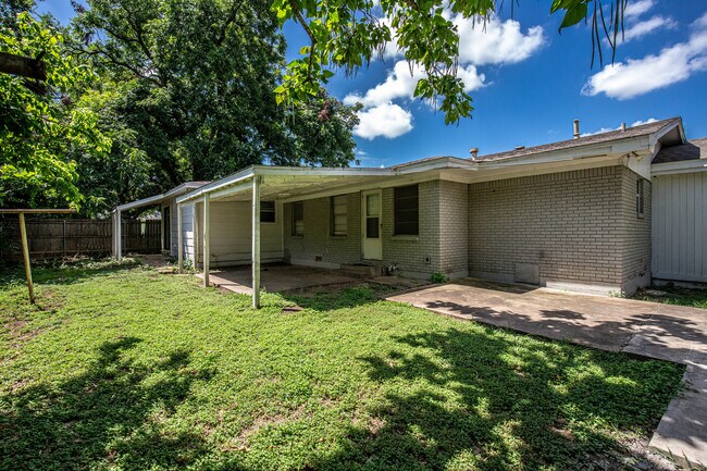 Building Photo - 8805 Woodway Dr