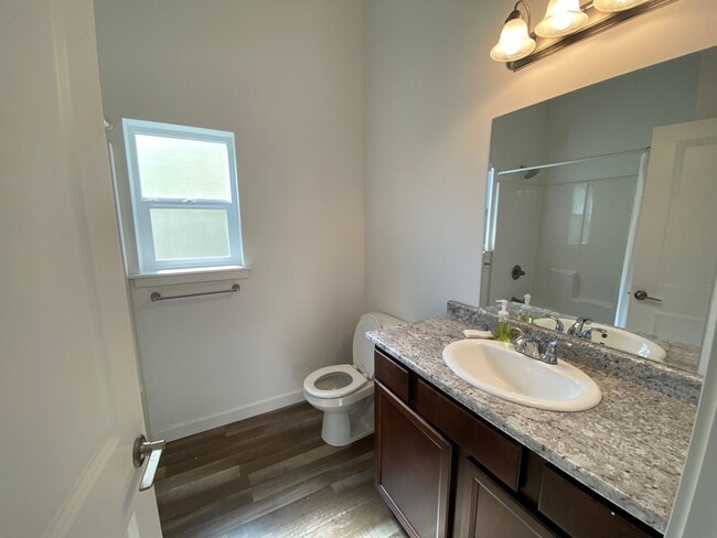 Building Photo - 3 Bedroom Close to Town