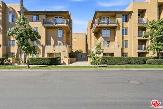 Building Photo - 5831 Seawalk Dr