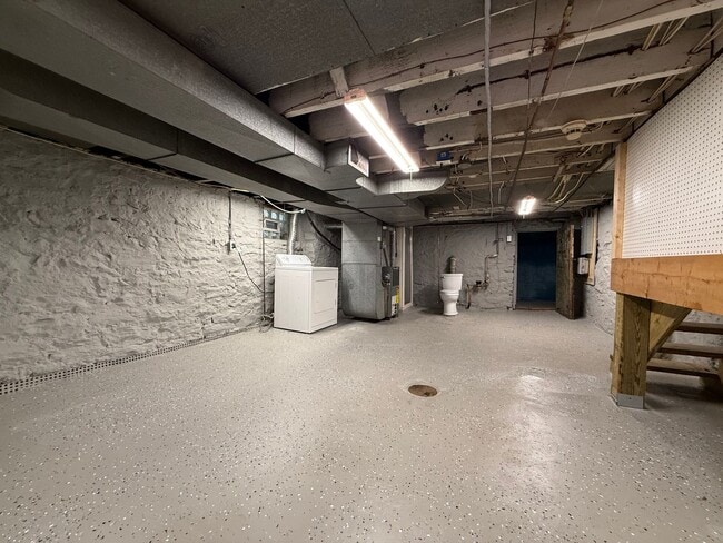 Building Photo - Updated 3BR house with fenced yard!