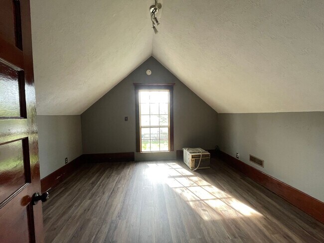 Building Photo - 3 bed 1 bath, country character and historic charm, Large shop, upstairs bonus room ,lots of uniq...