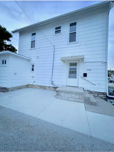 Building Photo - 2206 Lake St