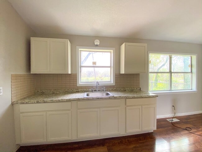 Building Photo - Spacious 3 Bedroom with Updated Kitchen - Vouchers Welcome