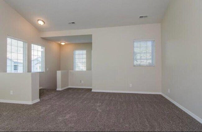 Building Photo - 966 Courtyard Ln E