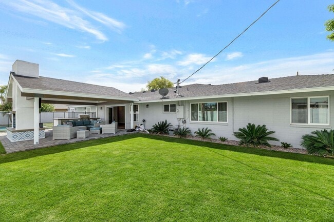 Building Photo - 6202 E Calle Redonda