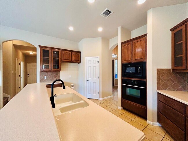 Building Photo - 2501 Farleigh Ln