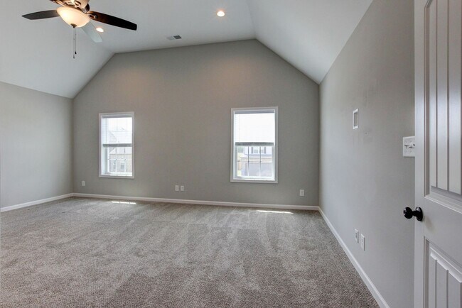 Building Photo - Sharp 4 bedroom HUGE house off exit 1 of I 24