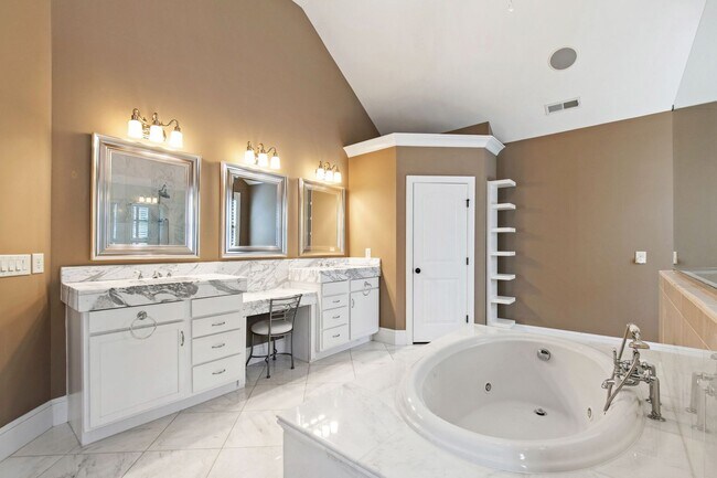Building Photo - Elegant 5-Bedroom Residence with Luxurious...