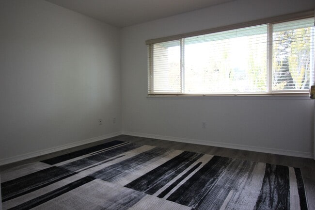 Building Photo - 2 Bedroom Townhome for Rent