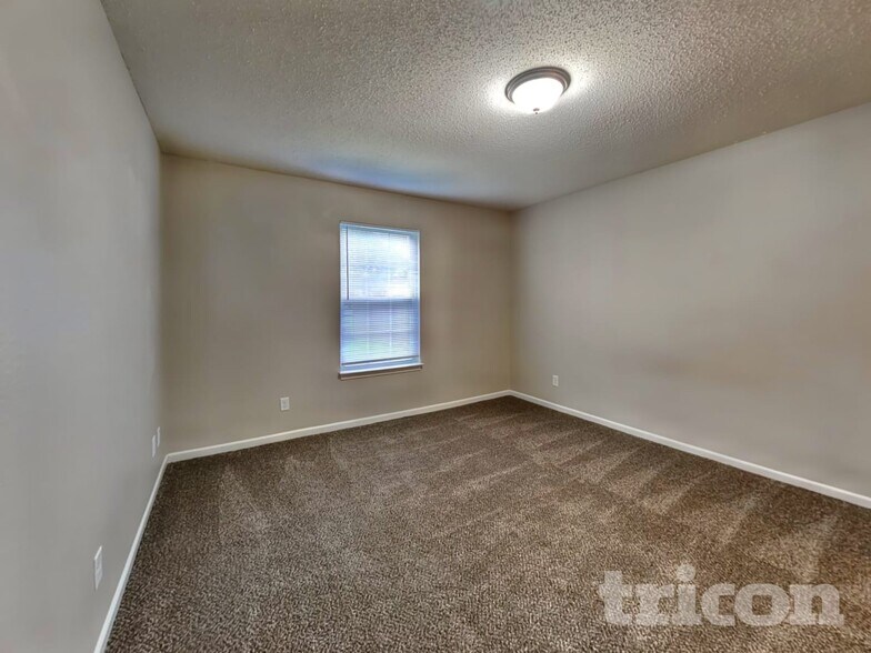 Building Photo - 10893 Glenayr Dr