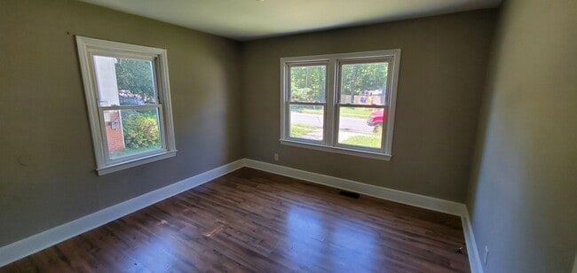 Building Photo - 2 Bedroom 1 Bathroom House!