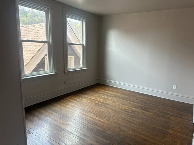 Building Photo - 453 3rd St