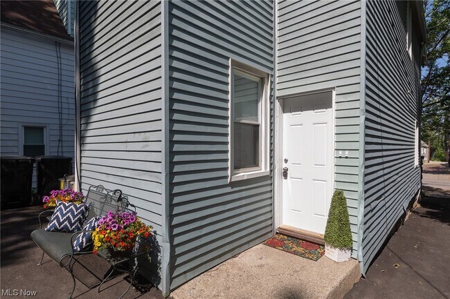 Building Photo - 2057 Fairview