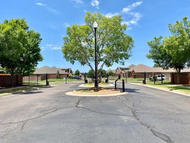 Building Photo - 4 Bed, 2 Bath in Gated Edmond Neighborhood