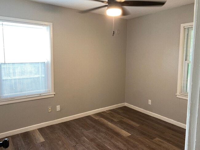 Building Photo - 3 bed, 1 bath, carport