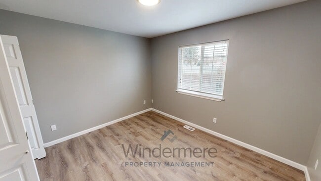 Building Photo - 739 S E Landen Dr