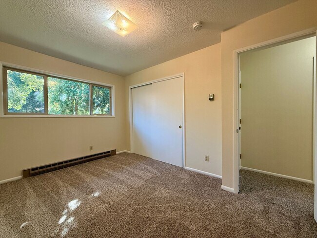 Building Photo - Vintage Upstairs 2 Bedroom With Patio In Hollywood District ~ Near It All! Off Street Parking~ Pe...