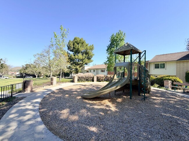 Building Photo - Beautiful End-Unit Townhome 2 bedroom and 1.5 bath