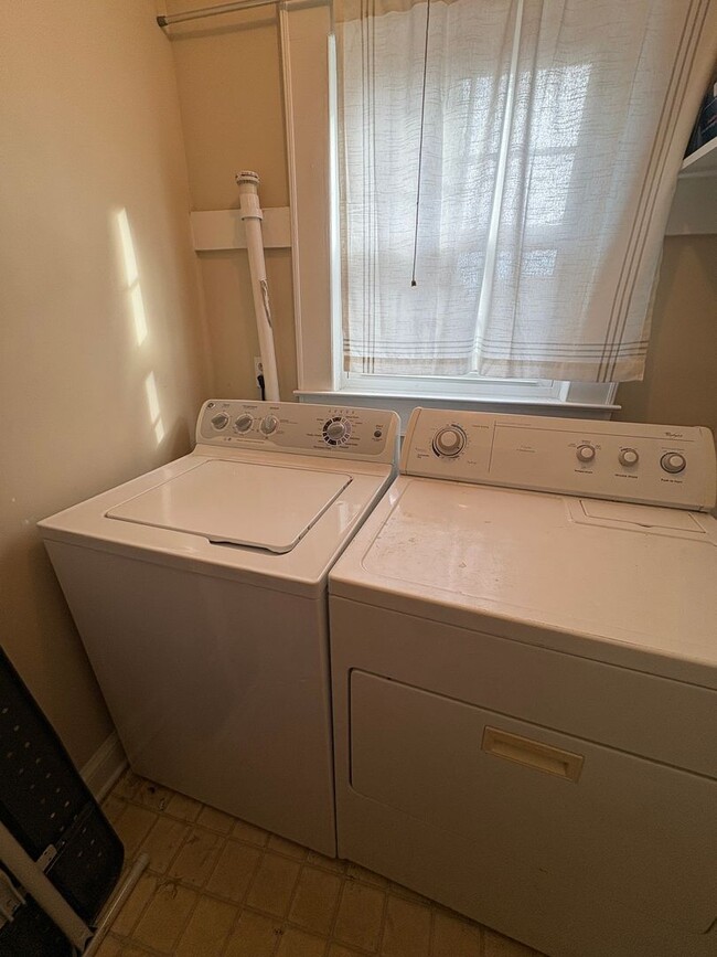 Building Photo - 3 Bedroom 2.5 Bath Townhome in Downtown Greenville and Near the Hampton Pinckney Historic District