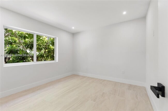 Building Photo - 2251 SW 20th St