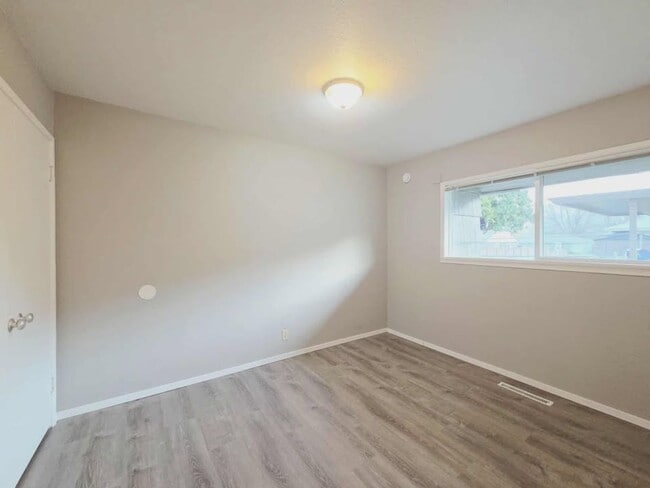 Building Photo - 1261/1263 Montana St. Duplex