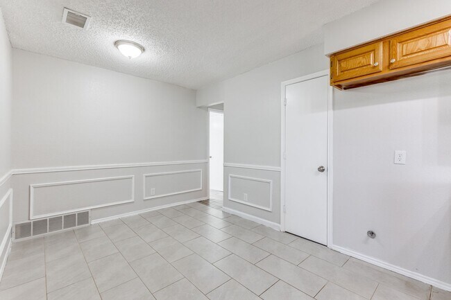 Building Photo - Easy Access to Highways with this 3BR in A...