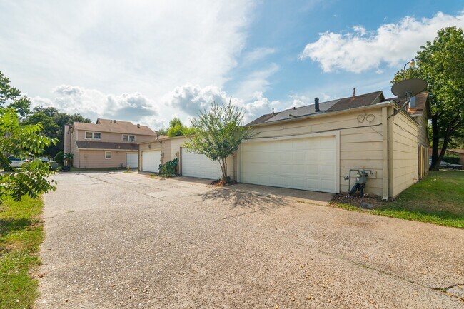 Building Photo - 5731 Easthampton Dr