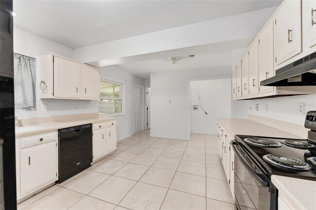 Building Photo - 4505 SE 12th Pl