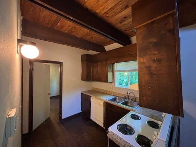 Building Photo - 402 Lindsay Rd