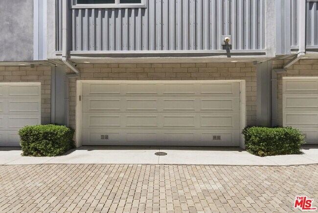 Building Photo - 6021 W Beachwood Ln
