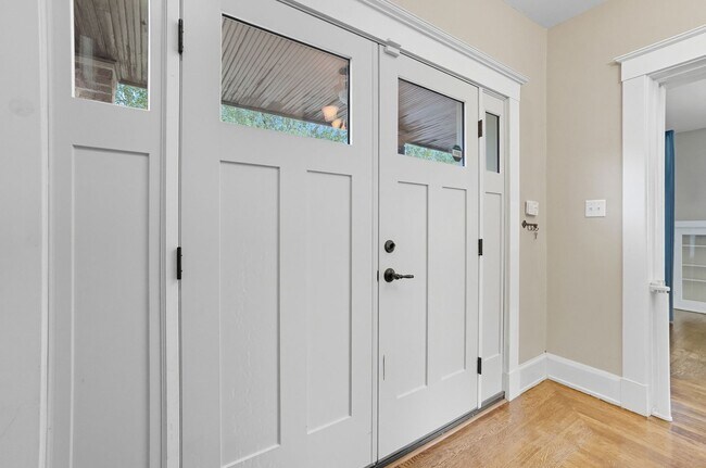Building Photo - 6 Bed/3 Bath Remodeled Hyde Park Home w/Ce...