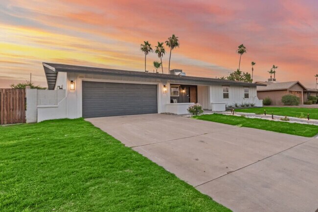 Building Photo - 5002 E Paradise Dr