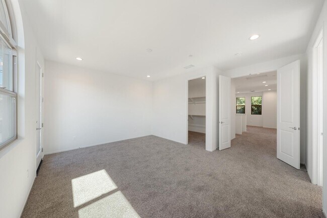 Building Photo - 822 Francesca Dr