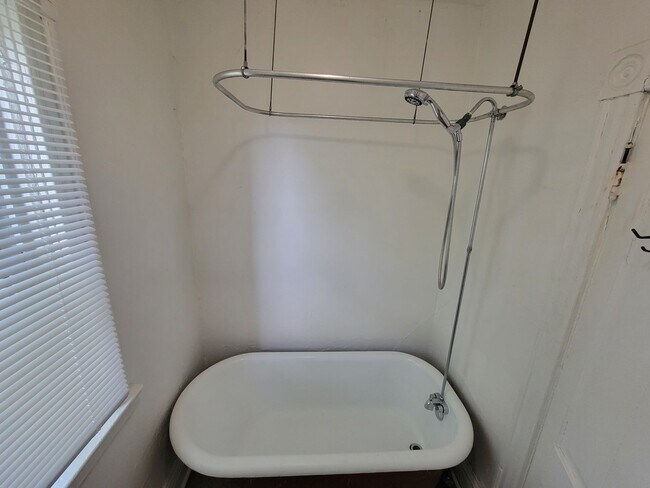 Building Photo - AVAILABLE IMMEDIATELY - 3 BED 1 BATH